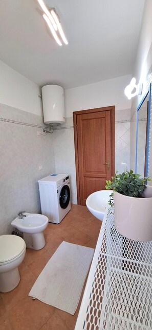 Shower, hair dryer, bidet, towels - La Dolce Vita - Key to Villas (Valledoria)