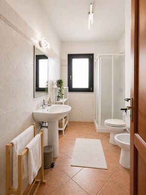Shower, hair dryer, bidet, towels - La Dolce Vita - Key to Villas (Valledoria)