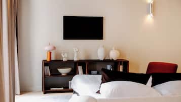 Comfort Apartment (Marais 2) | Blackout drapes, iron/ironing board, free cribs/infant beds, free WiFi