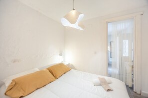 1 slaapkamer, een strijkplank/strijkijzer, beddengoed