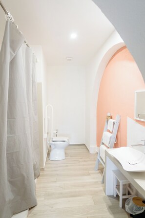 Shower, hair dryer, bidet, towels - Villa with Panoramic Views in the Maremma Park (Toscana)