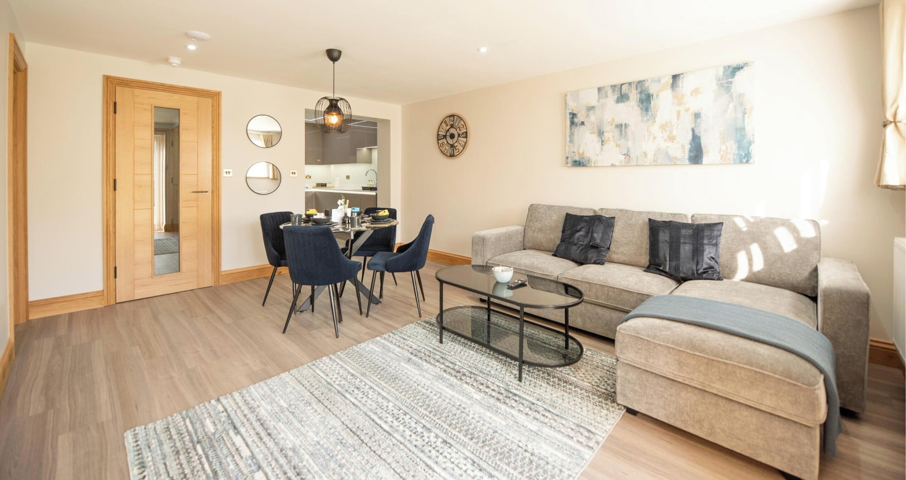 Deluxe Ground Floor 2-Bed, 2-Bath - Living Room