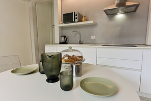 Eine moderne Küche mit Mikrowelle, Toaster und einer Dunstabzugshaube aus Edelstahl.