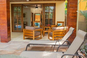 House - Villa del Sol Steps to Dominical Beach w Private Pool (Bahía Ballena)