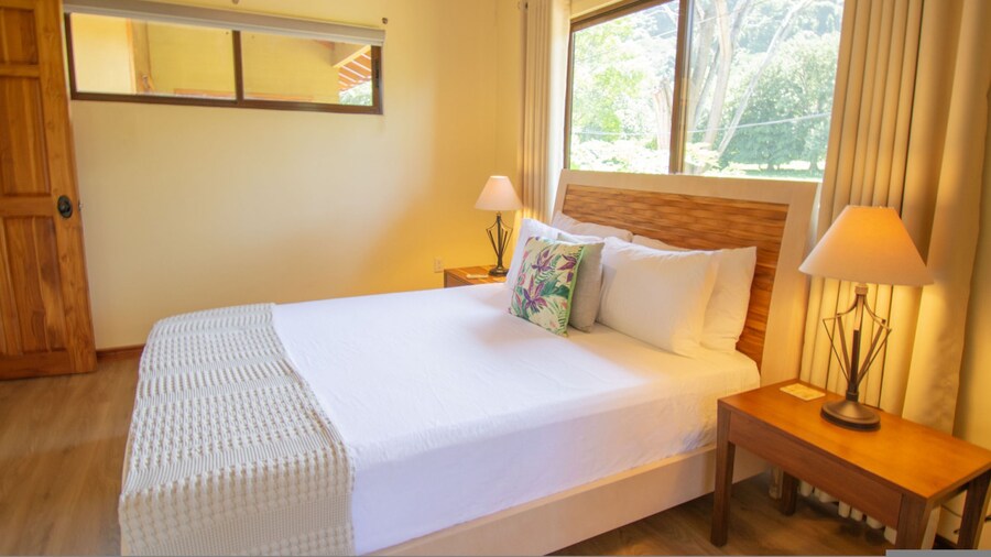 Villa del Sol Steps to Dominical Beach w Private Pool