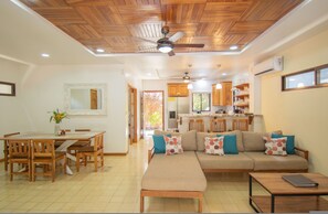 3 bedrooms - Villa del Sol Steps to Dominical Beach w Private Pool (Bahía Ballena)