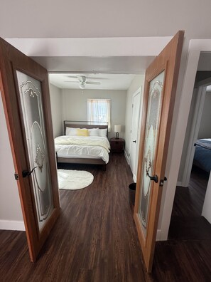 2 bedrooms, iron/ironing board, WiFi, bed sheets - Home in heart of Denver - Steps to Rose Medical (Denver)