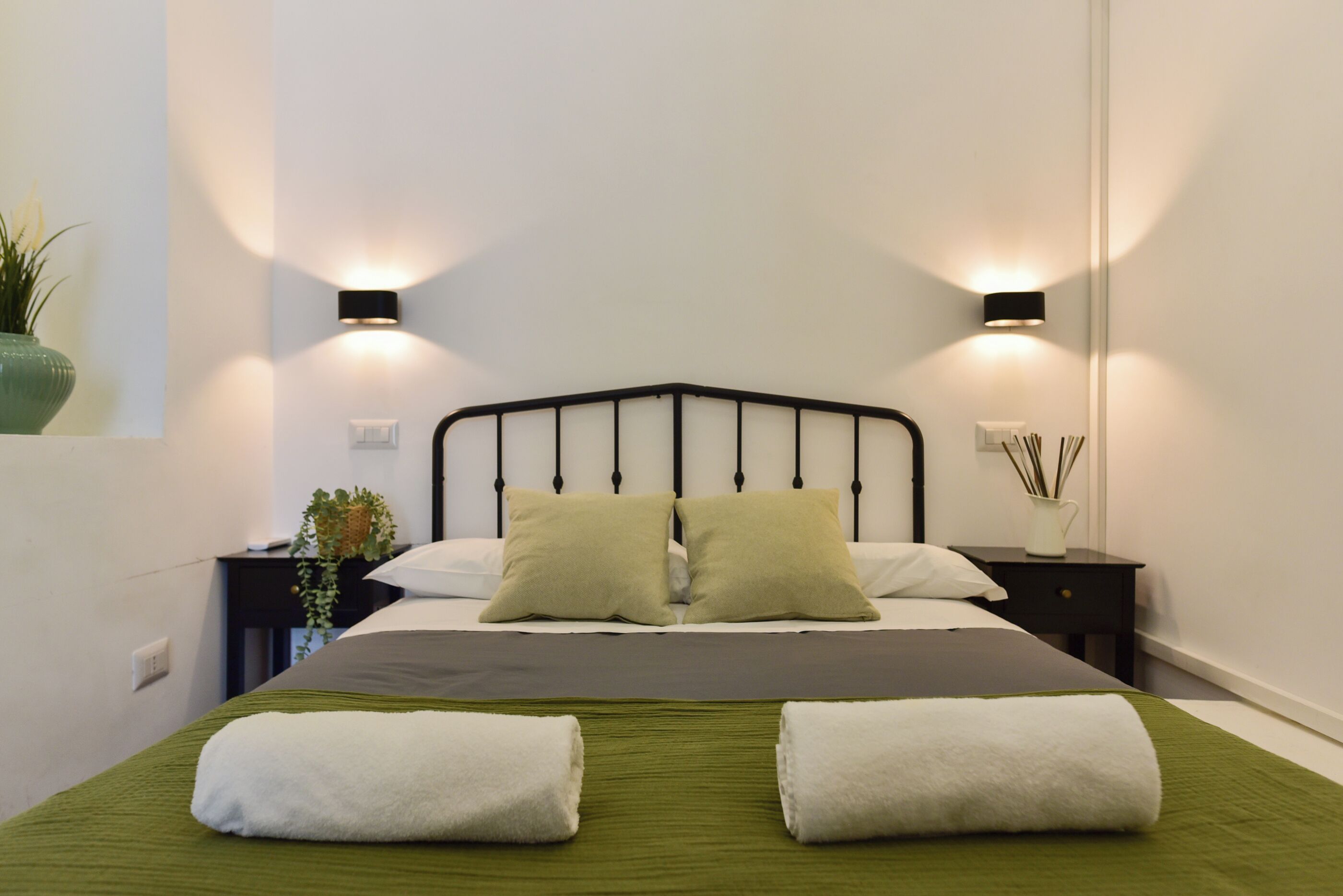 Tabla de planchar con plancha, wifi gratis y ropa de cama 