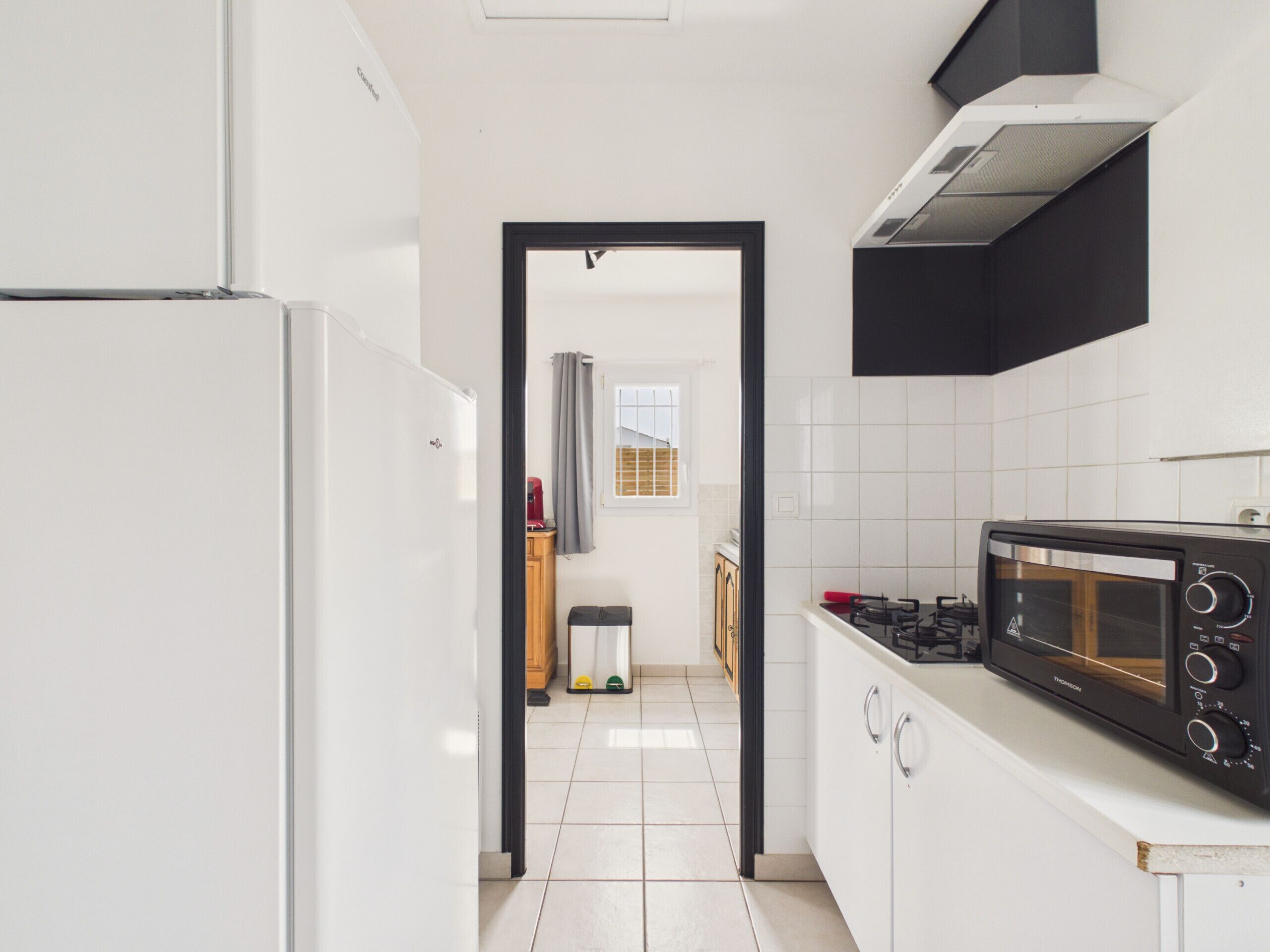 Een koelkast, een microgolfoven, een oven, een vaatwasser