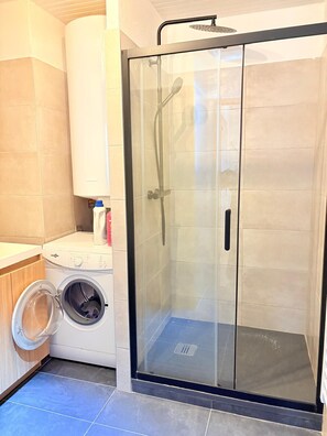 Shower, hair dryer - St Cyprien, beautiful apartment in the heart of the village, air conditioning and Wi-Fi (Saint-Cyprien)
