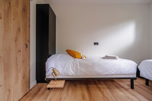 6 slaapkamers, een strijkplank/strijkijzer, wifi, beddengoed