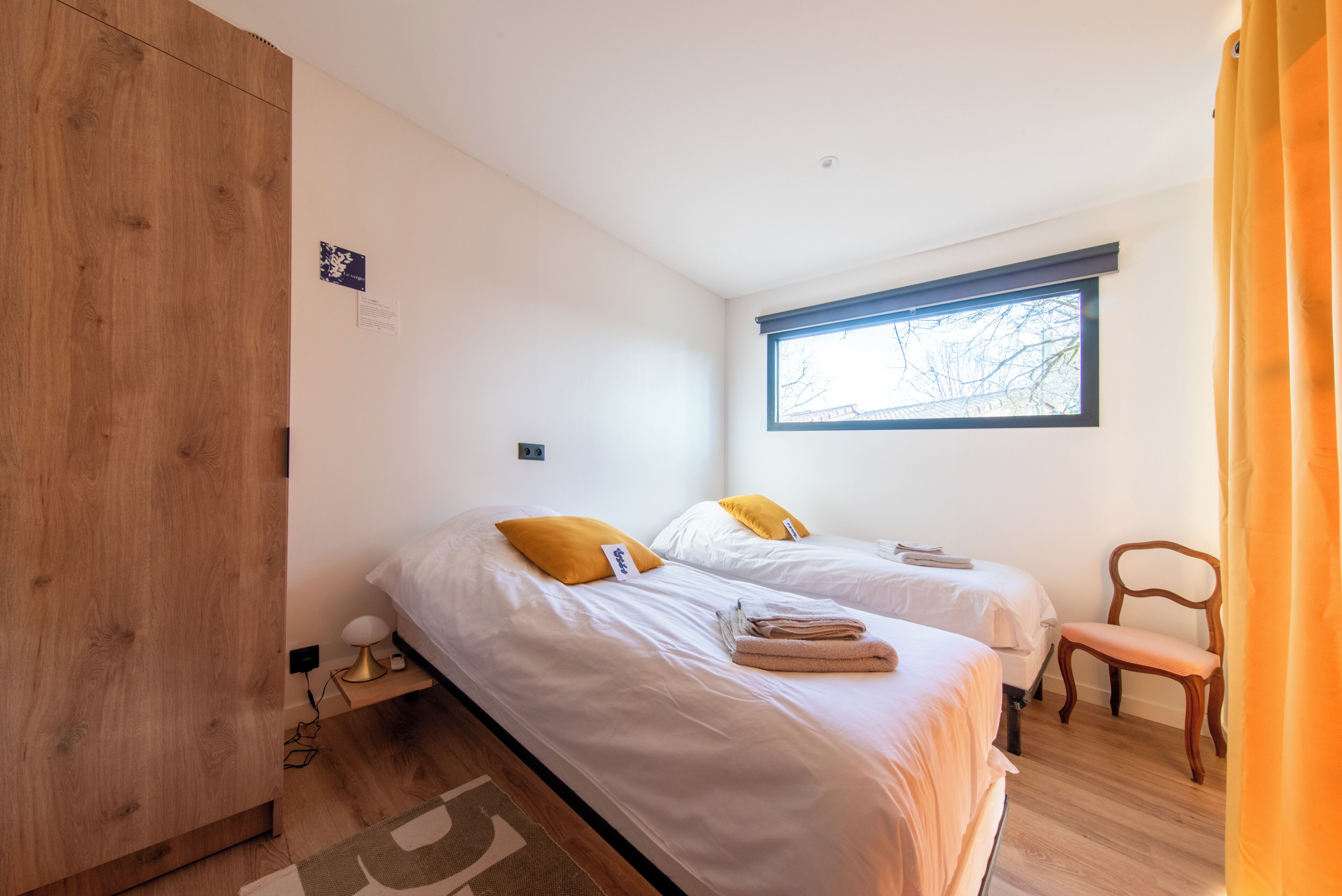 6 bedrooms, iron/ironing board, WiFi, bed sheets