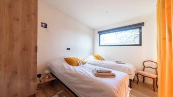 6 bedrooms, iron/ironing board, WiFi, bed sheets
