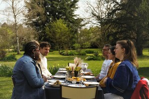 Outdoor dining - A family-friendly estate just 15 minutes from Futuroscope. In the heart of nature. (Sèvres-Anxaumont)