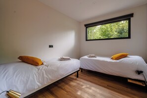 6 bedrooms, iron/ironing board, WiFi, bed sheets