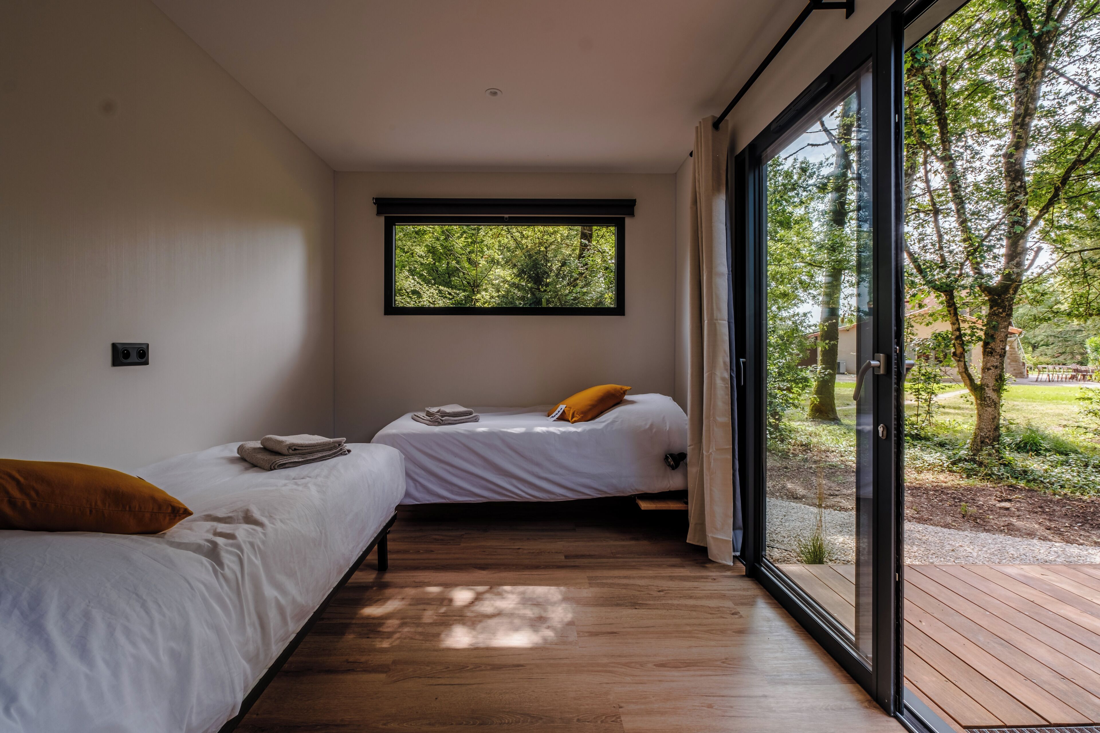 6 bedrooms, iron/ironing board, WiFi, bed sheets