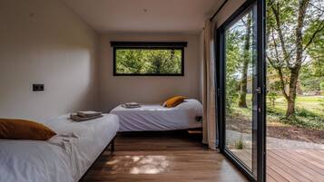6 bedrooms, iron/ironing board, WiFi, bed sheets