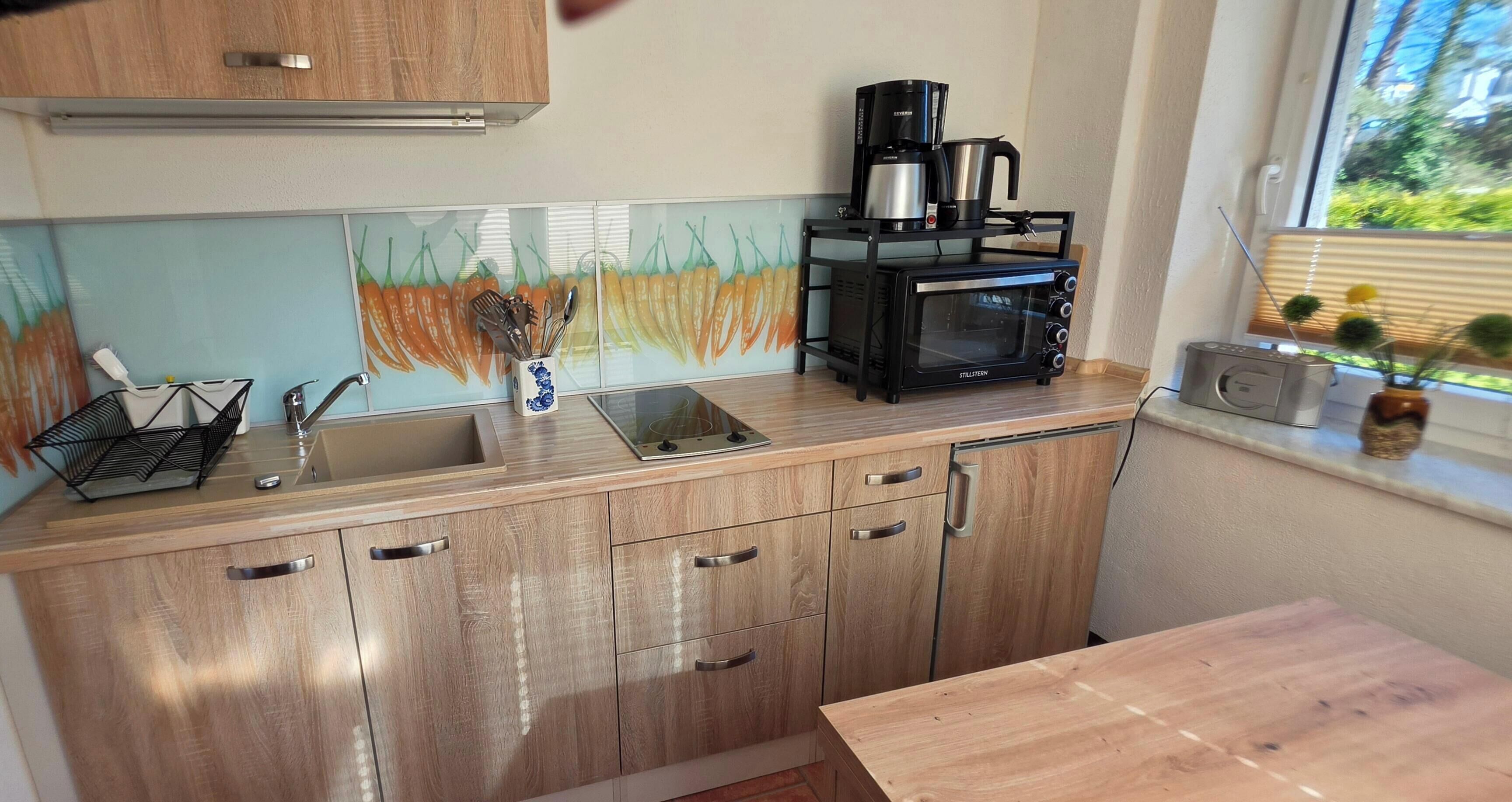 Kühlschrank, Ofen, Herdplatte, Wasserkocher mit Kaffee-/Teezubehör