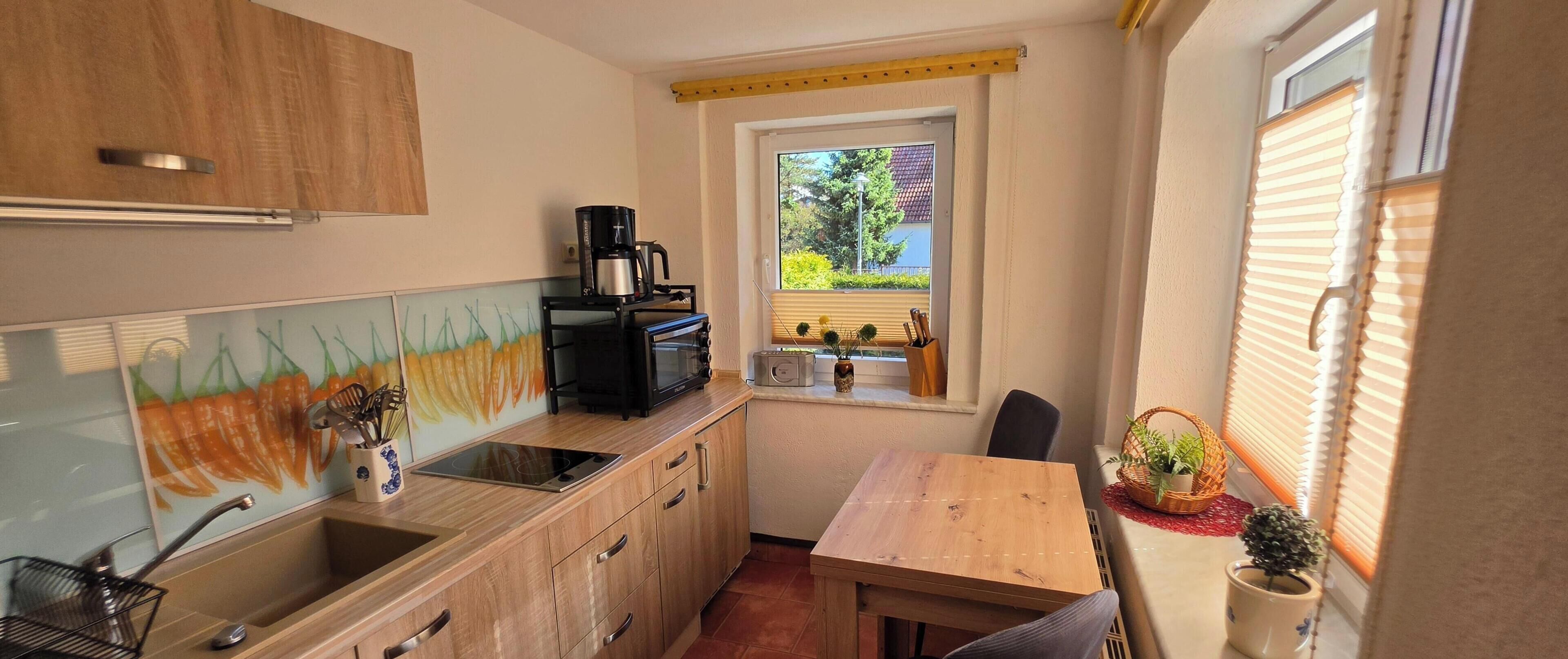 Kühlschrank, Ofen, Herdplatte, Wasserkocher mit Kaffee-/Teezubehör