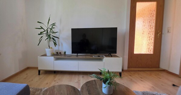 TV - Apartment 'Max' with Private Terrace, Private Garden and Wi-Fi (Heringsdorf)