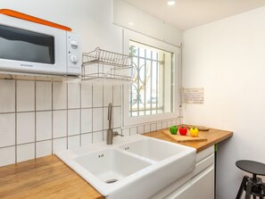 Kühlschrank, Mikrowelle, Ofen, Kochgeschirr/Geschirr/Besteck
