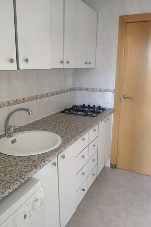 Kühlschrank, Kochgeschirr/Geschirr/Besteck