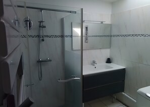 Bathroom - Holiday Home 'Gîte Le Point Du Jour' with Wi-Fi (Lefaux)