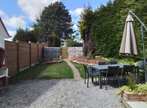 Outdoor dining - Holiday Home 'Gîte Le Point Du Jour' with Wi-Fi (Lefaux)