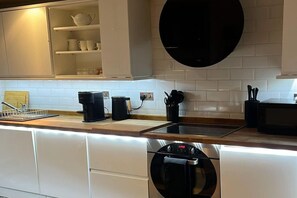 Private kitchen - Modern Fulham 1-Bedroom Apartment (Greater London)