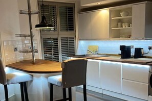 Fridge, microwave, oven, stovetop - Modern Fulham 1-Bedroom Apartment (Greater London)
