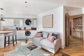 Living area - Modern Fulham 1-Bedroom Apartment (Greater London)