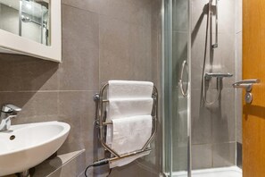 Bathroom - Modern Fulham 1-Bedroom Apartment (Greater London)