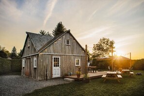 Outdoor dining - Auberge de l'Ouest (Deschambault)