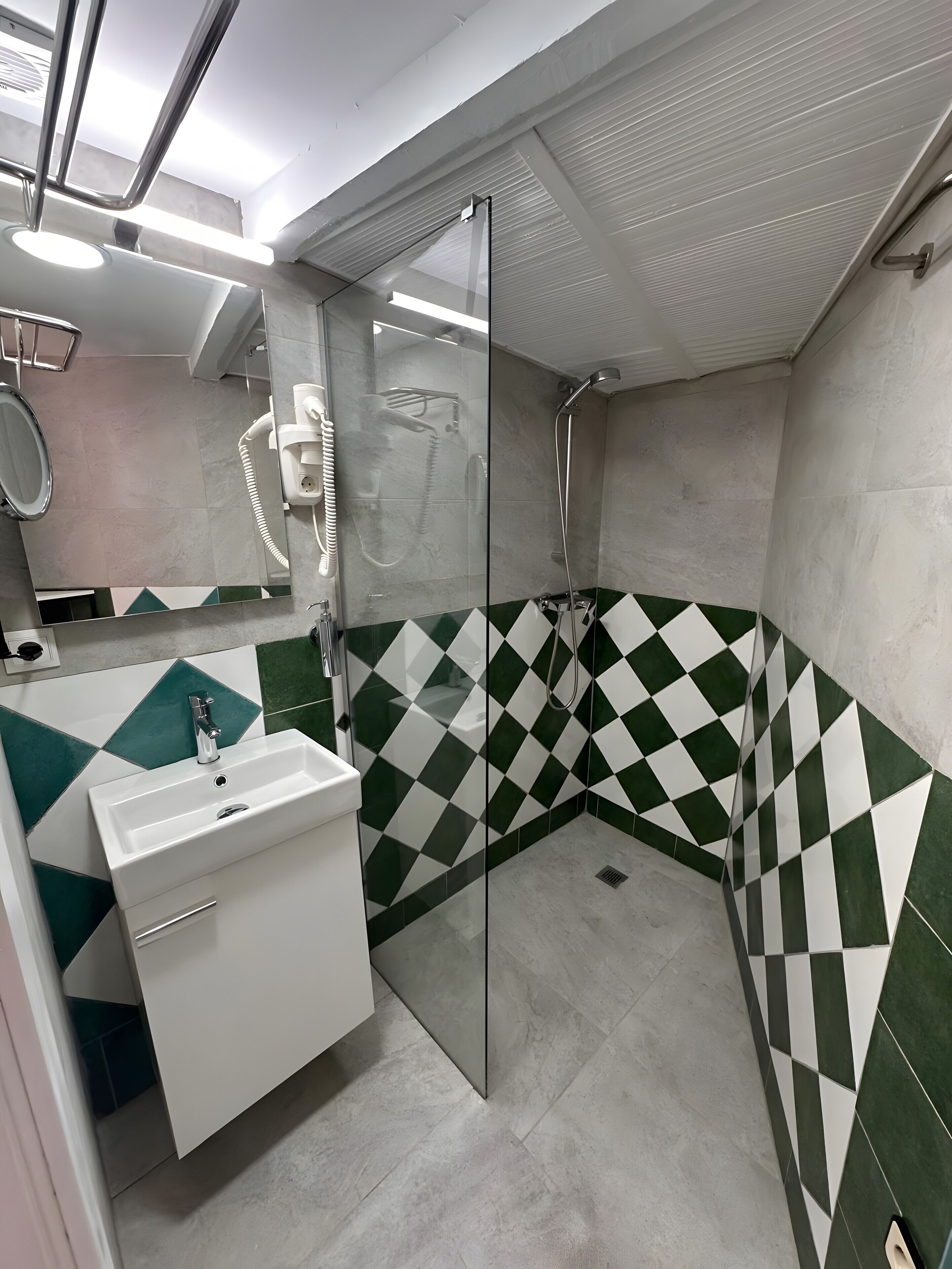Een douche, een haardroger, handdoeken