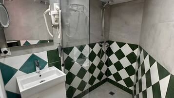 Een douche, een haardroger, handdoeken