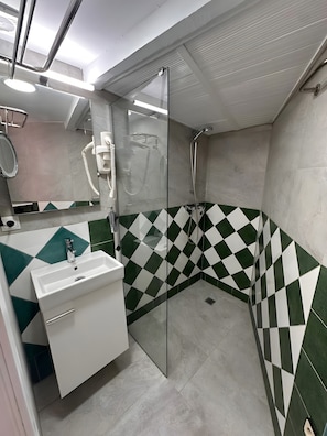 Shower, hair dryer, towels