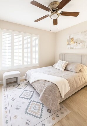 3 habitaciones, tabla de planchar con plancha, internet y ropa de cama