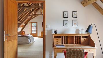 4 bedrooms, iron/ironing board, WiFi, bed sheets