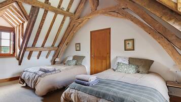 4 bedrooms, iron/ironing board, WiFi, bed sheets