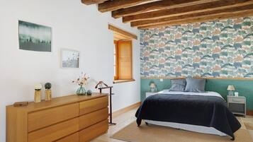 4 bedrooms, iron/ironing board, WiFi, bed sheets