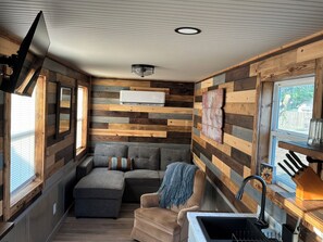 Smart TV - Cozy 1-bedroom cabin in Protection with cool AC (Protection)