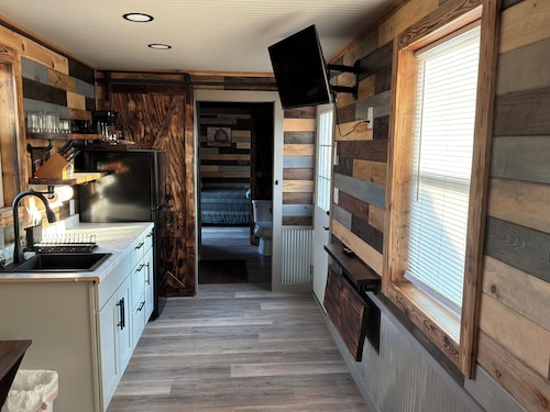 Cozy 1-bedroom cabin in Protection with cool AC