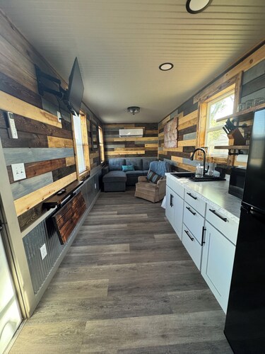 Cozy 1-bedroom cabin in Protection with cool AC