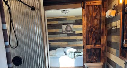 Cozy 1-bedroom cabin in Protection with cool AC
