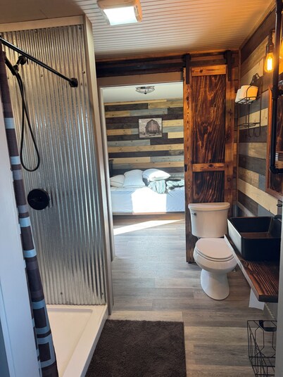Cozy 1-bedroom cabin in Protection with cool AC