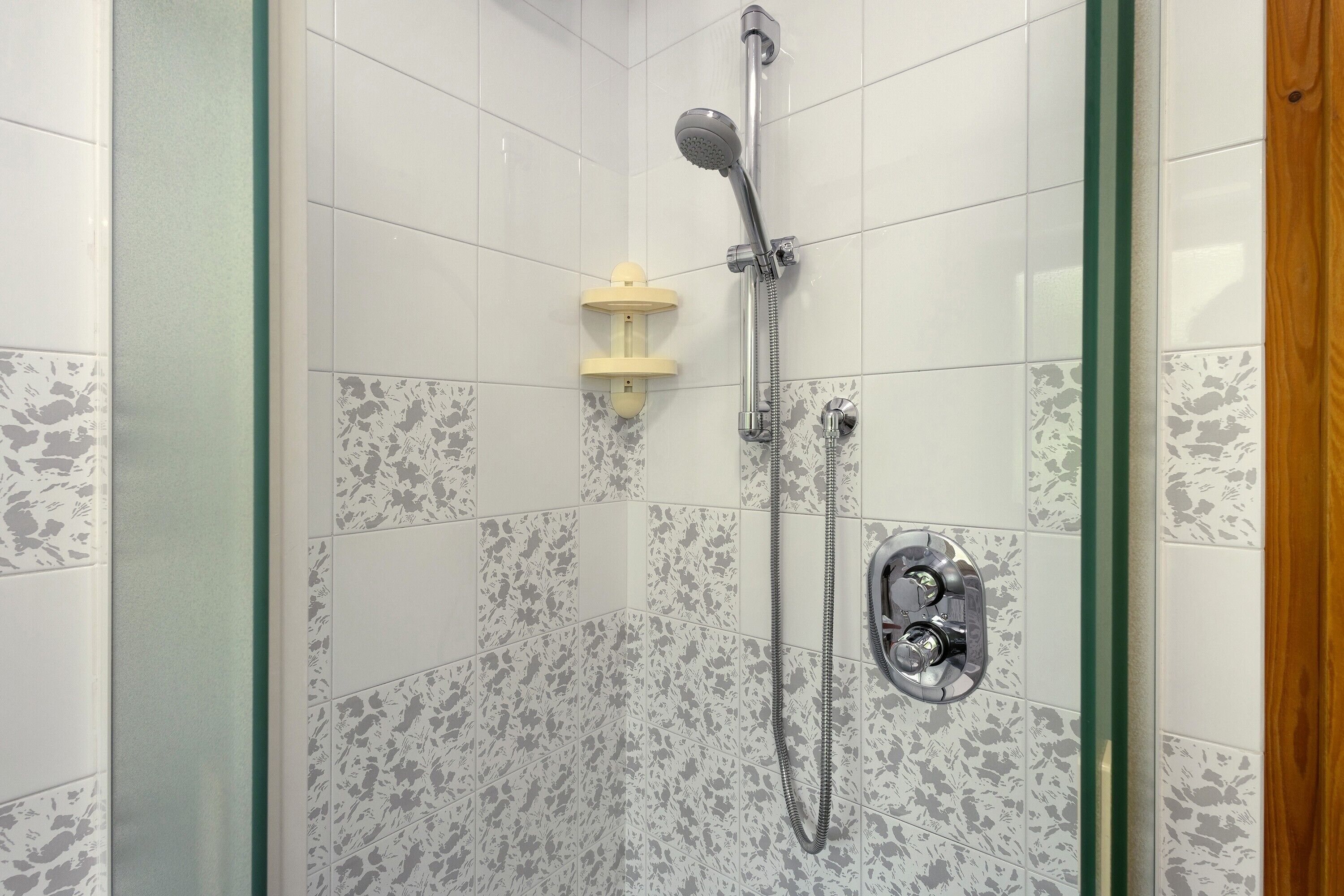 Douche, sèche-cheveux, serviettes fournies