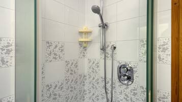 Douche, sĂšche-cheveux, serviettes fournies