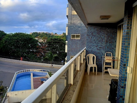 Property grounds. Fully furnished apartment with excellent location: Airport, beaches, and city center.