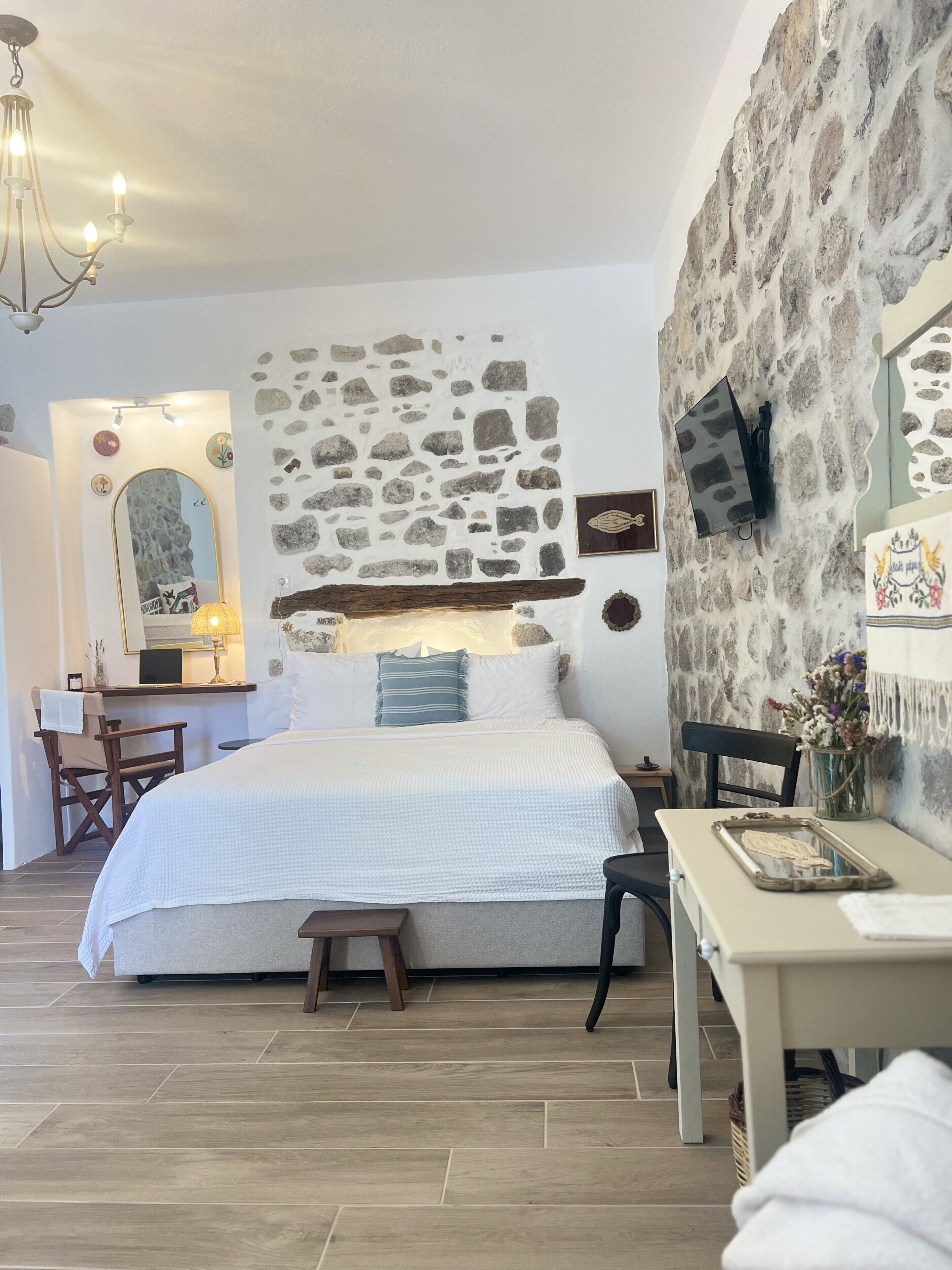 1 dormitorio, tabla de planchar con plancha, wifi y ropa de cama