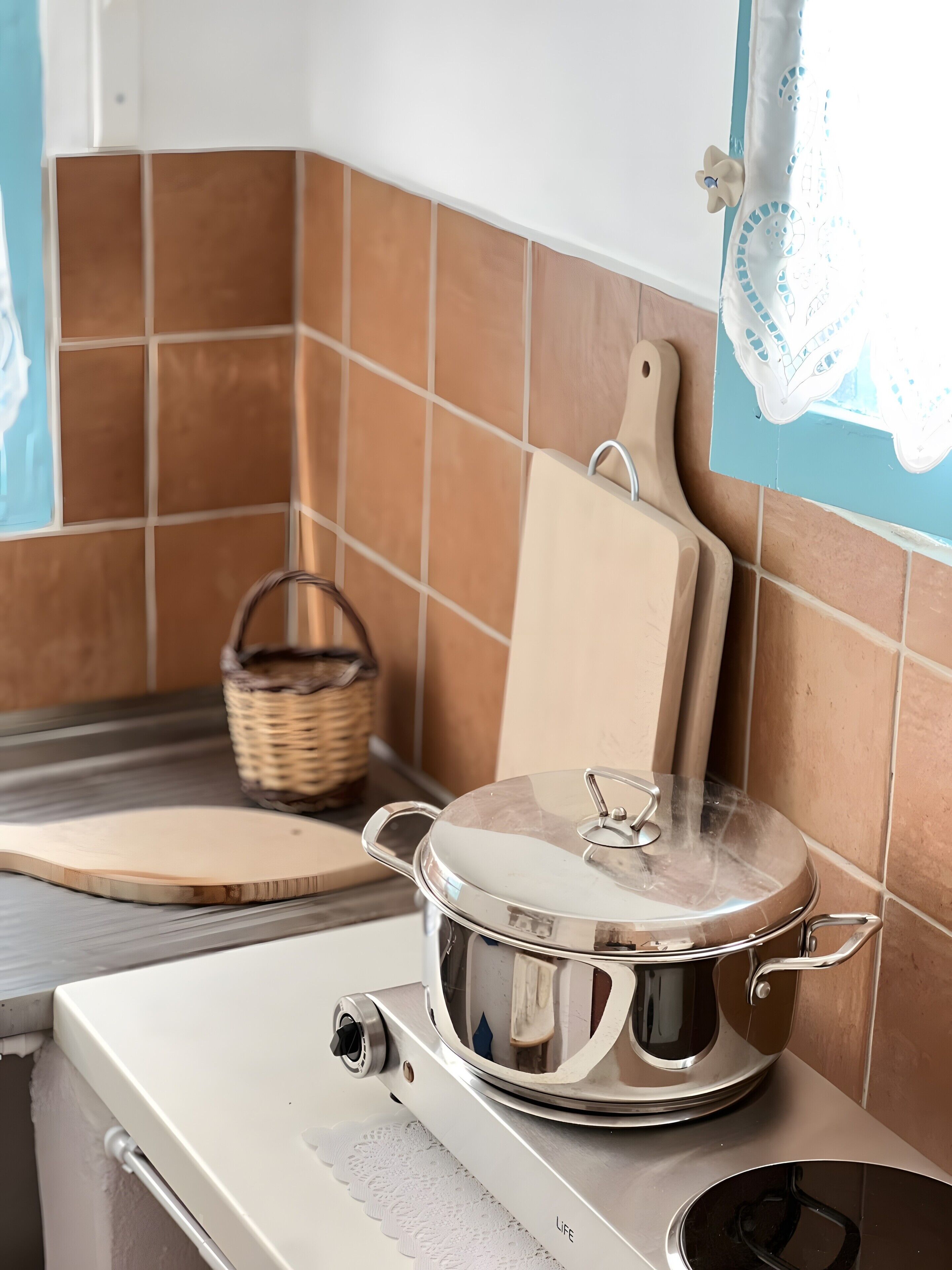 Frigorífic, placa de cuina, cafetera i tetera i bullidora elèctrica 